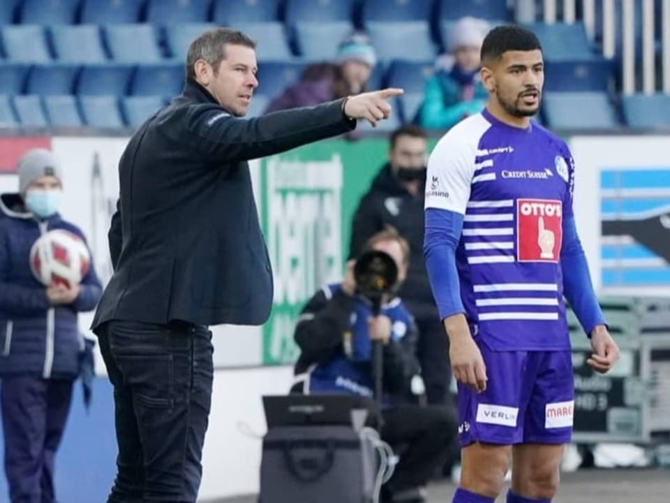 Will dem FC Luzern den Weg zum Klassenerhalt zeigen FCL-Trainer Mario Frick gibt Anweisungen.