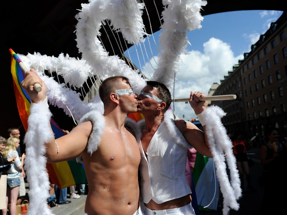 Schwules Paar küsst sich an der Gay Pride in Stockholm