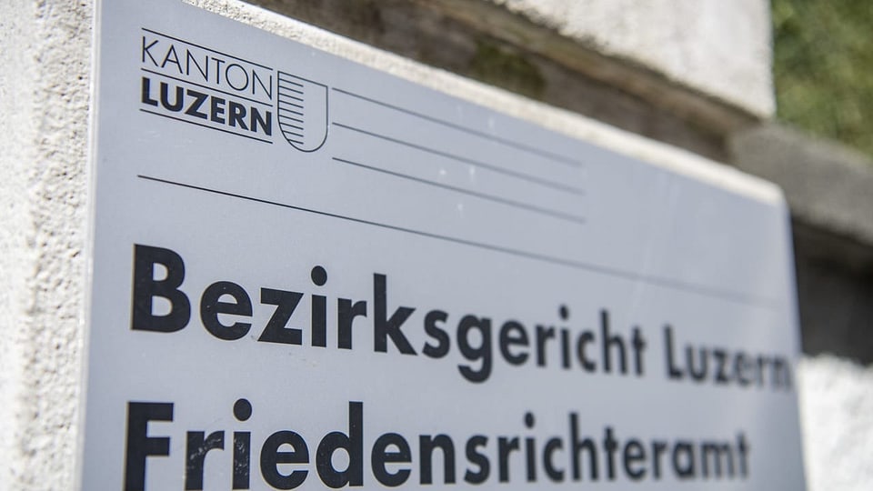 Schild Bezirksgericht Luzern