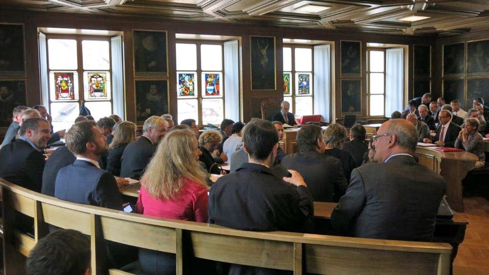 Nidwaldner Landrätinnen und Landräte während der Sitzung im Rathaus in Stans.