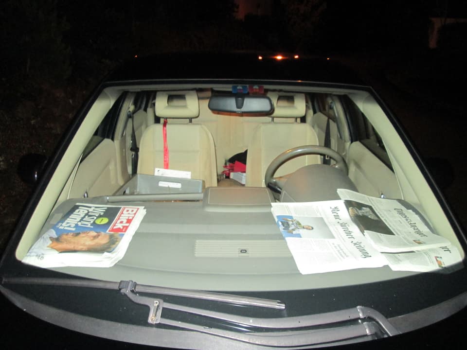 Verschiedene Zeitungen in einem Auto.