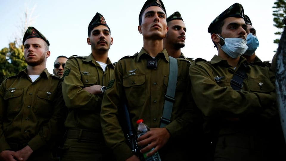 Israelische Soldaten stehen am Grab einer Grenzpolizistin, die bei einem Anschlag in Hadera getötet wurde (28. 3. 2022)
