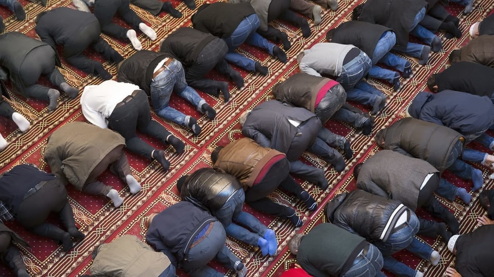 Muslime beten in der Moschee in Bern.