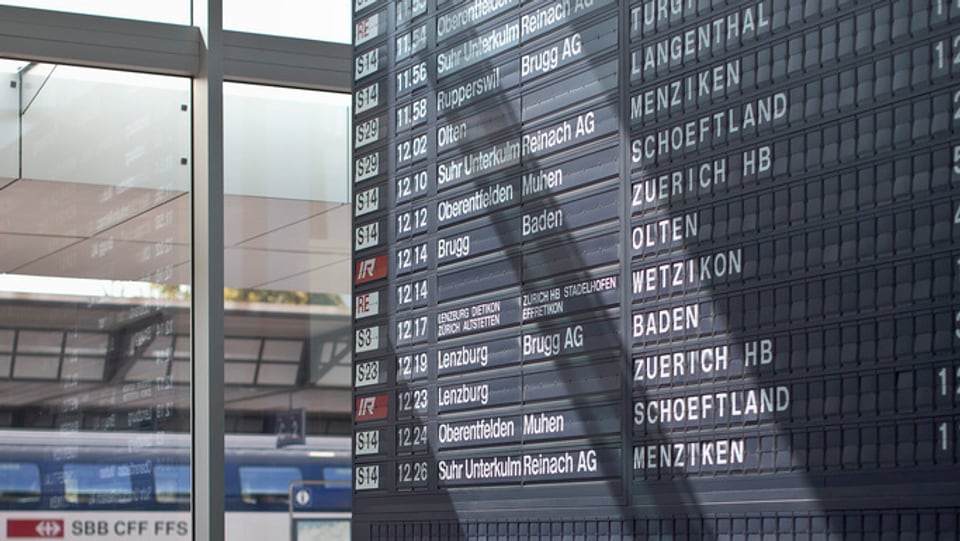 Abfahrtstafel im Bahnhof Aarau.
