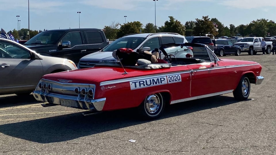Auto mit grossem Trump-Schriftzug.