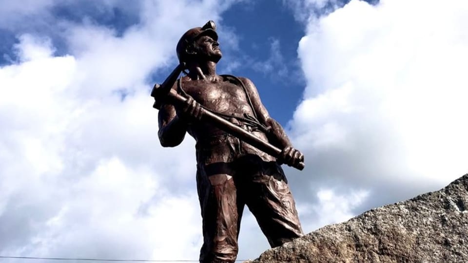 Skulptur eines Mineurs in Cornwall