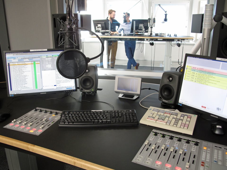 Blick in die Regie und das Aufnahmestudio des Regionalstudios Zentralschweiz von Radio SRF .