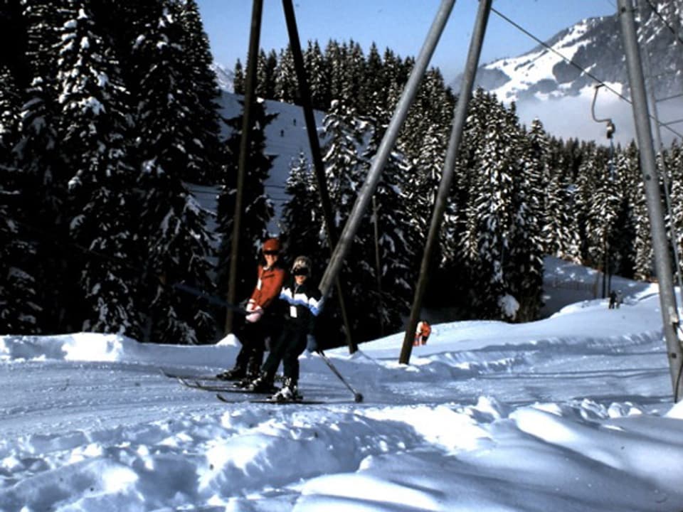 Christina Lang und ihr Bruder auf dem Skilift in Sörenberg. 