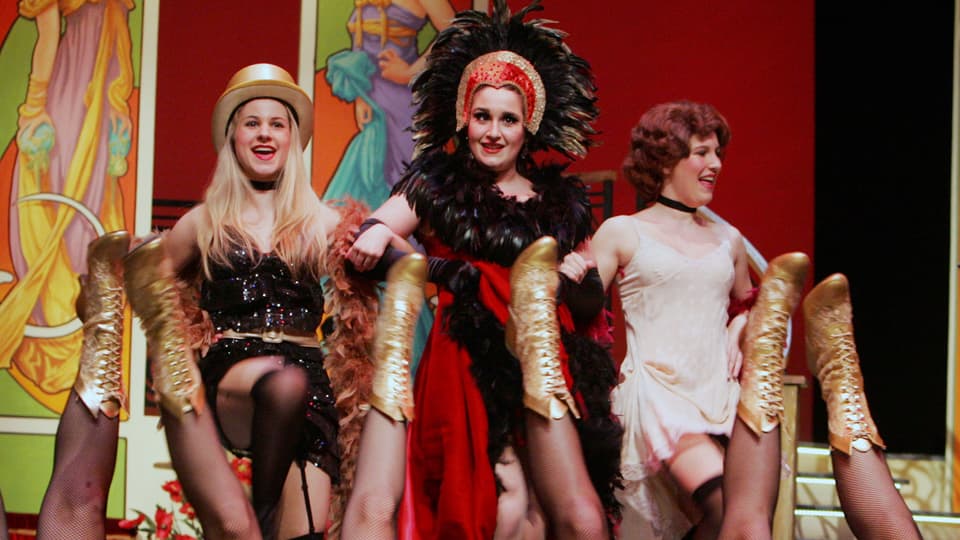 Cabaret Tänzerinnen aus dem Stück "Die lustige Witwe" am Theater Arth