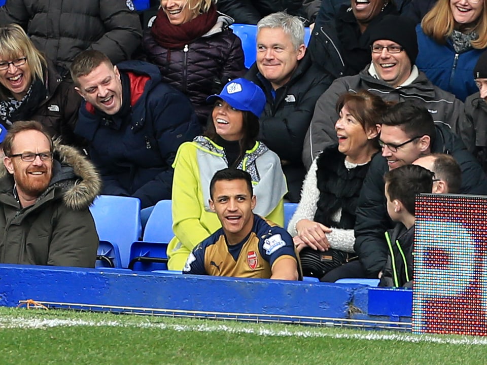 Alexis Sanchez sitzt bei den Everton-Fans.