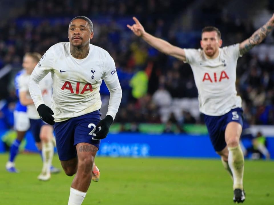 Erlöste Tottenham erst in letzter Minute In der Nachspielzeit erzielte Steven Bergwijn 2 Tore und sorgte damit für den 3:2-Sieg gegen Leicester.