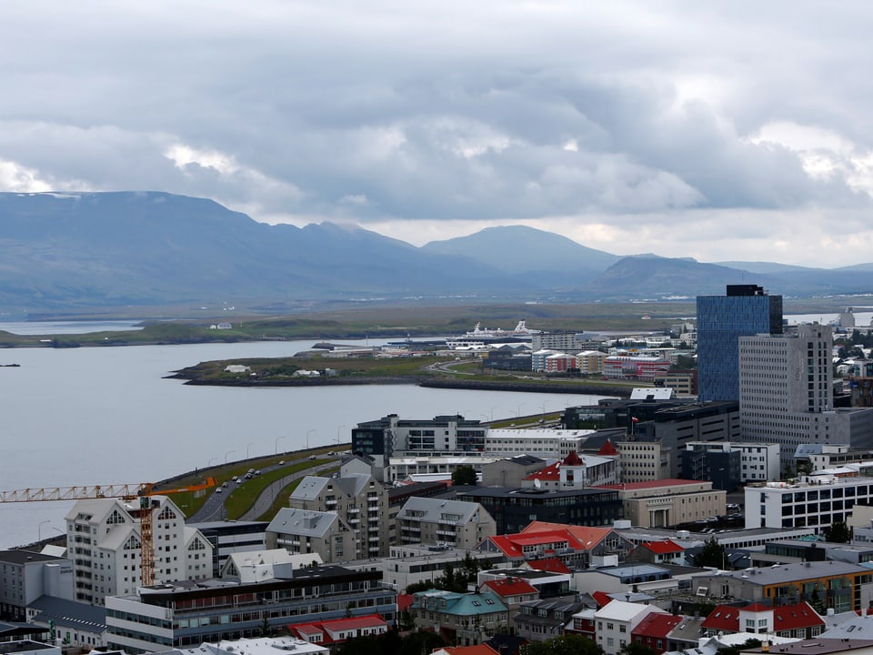 Stadt Reykjavik mit Meer