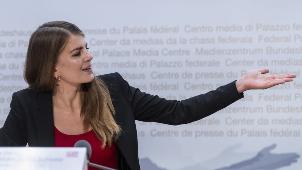 Ronja Jansen Juso-Präsidentin, Ronja Jansen, an einem Rednerpult.