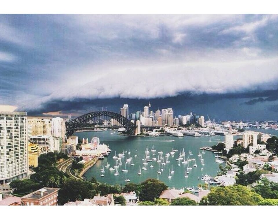 Wolken schieben sich über Sydney.
