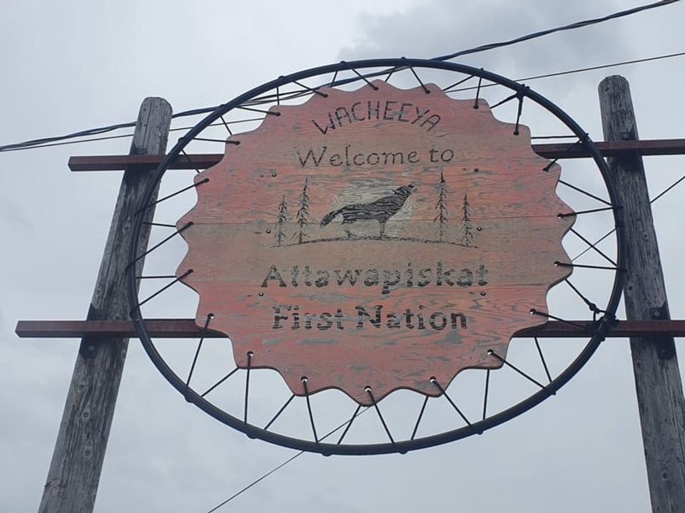 Schild am Flughafen der Attawapiskat First Nation