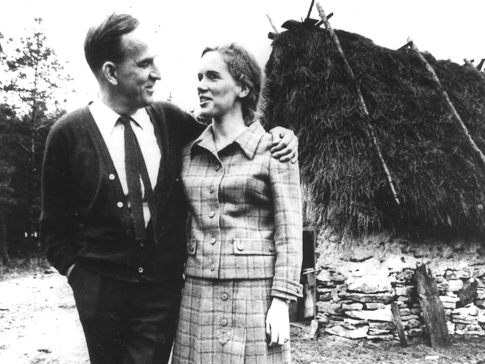 Ingmar Bergman posiert mit Liv Ullmann für ein Foto.