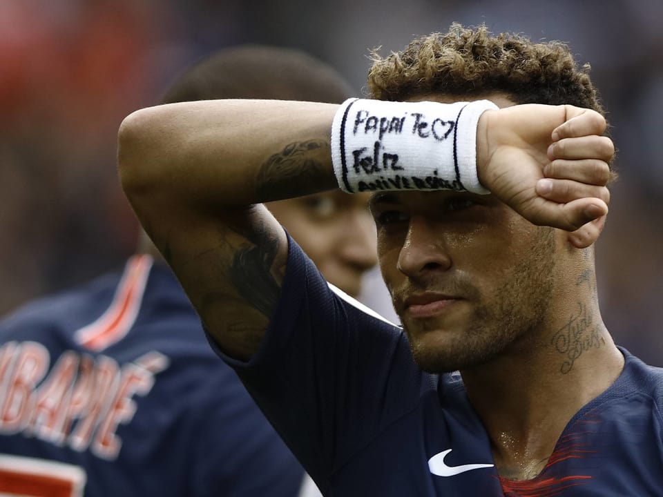 Neymar gratuliert seinem Vater via Schweissband zum Geburtstag.