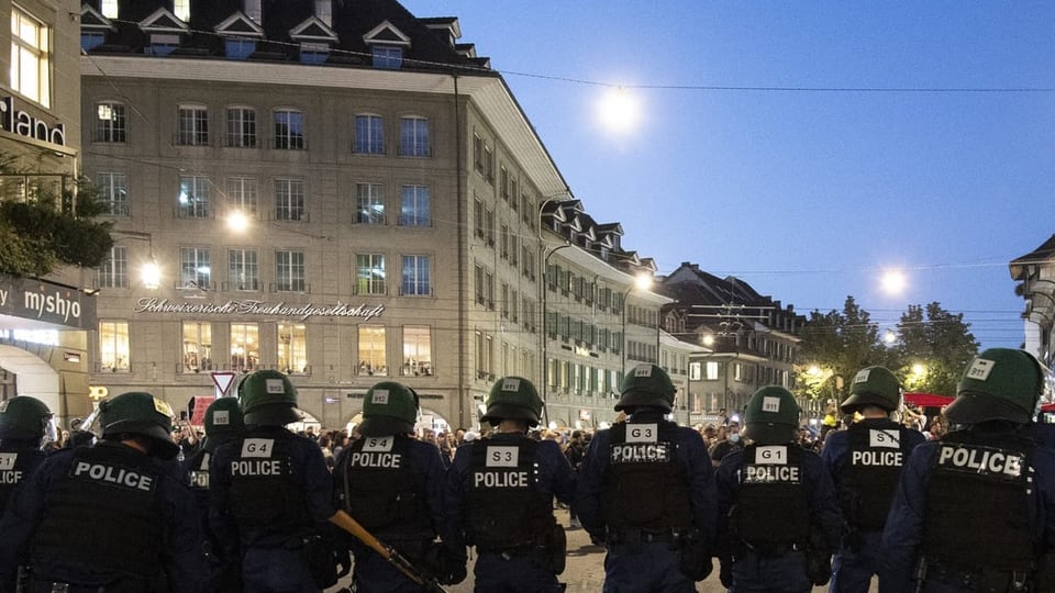 Polizisten wappnen sich gegen eine unbewilligte Kundgebung von Massnahmen-Gegnern in Bern am 23. September 2021.