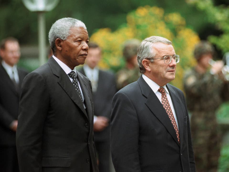 Nelson Mandela steht neben Arnold Koller