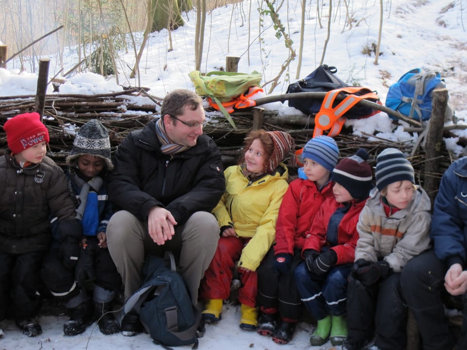 Der Winterthurer Stadtrat Stefan Fritschi sitzt inmitten von Kindergartenkindern.