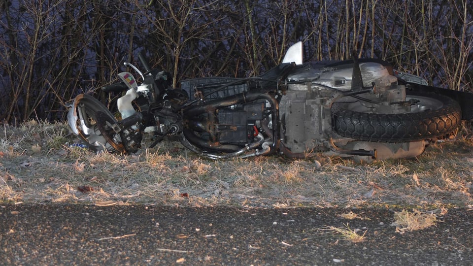 Durch die heftige Kollision wurde der Roller und sein 61-jähriger Fahrer weggeschleudert.