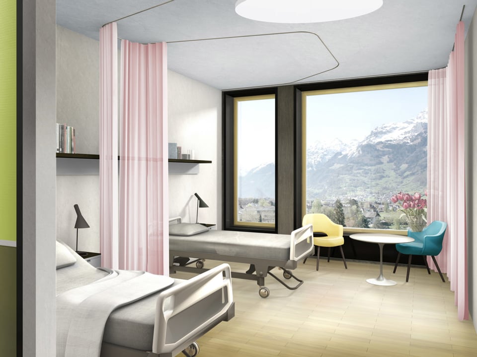 Spitalzimmer mit grossen Fenstern, Holzboden und zwei Betten. 