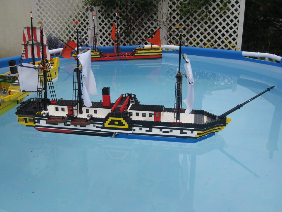 3 Legoschiffe in einem kleinen Pool.