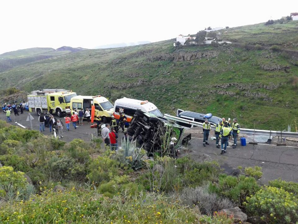 Der verunfallte Bus auf der Strasse zwischen den Ortschaften La Pasadilla und Cazadora auf Cran Canaria. (rtvces) 