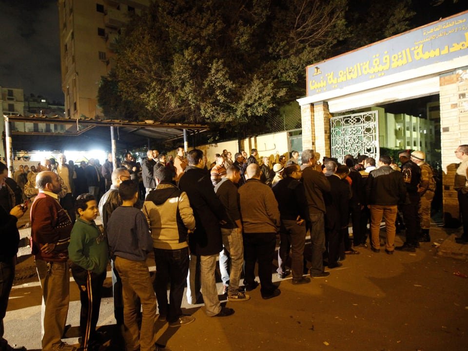Menschen in Ägypten stehen Schlange, um ihre Stimme bei einer Volkswahl abzugeben.