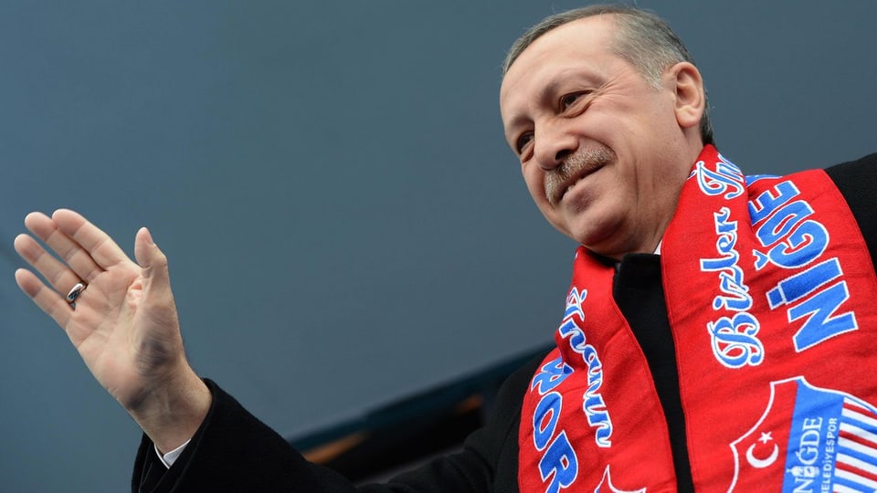 Der türkische Ministerpräsident Recep Tayyip Erdogan hebt die Hand