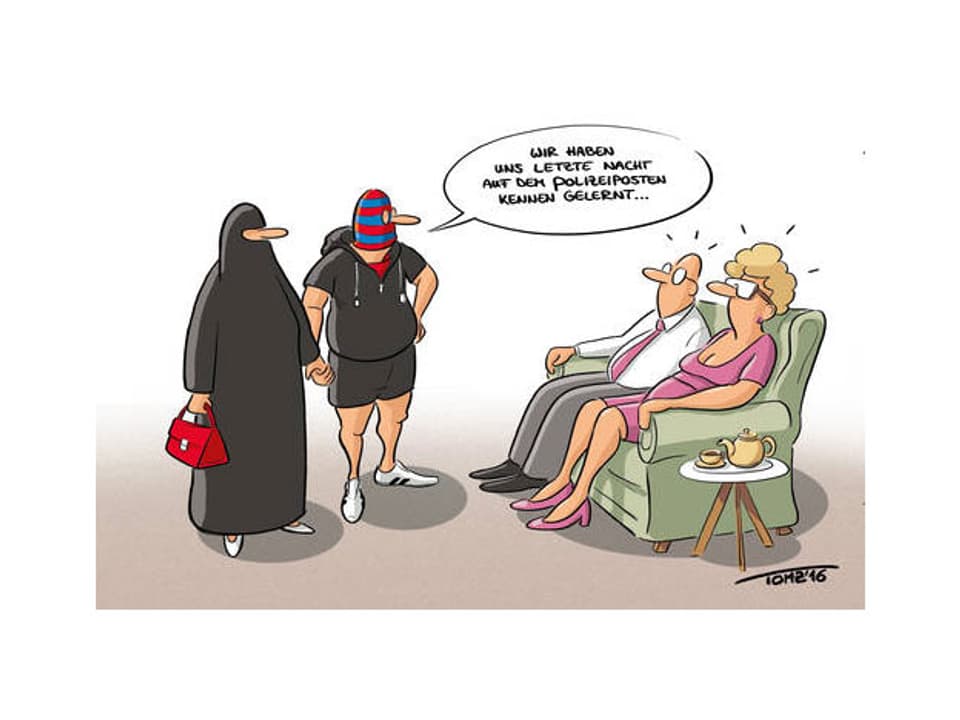 Zwei Leute sitzen auf dem Sofa und schauen eine Frau in der Burka an, die ihren Mann an der Hand hält.