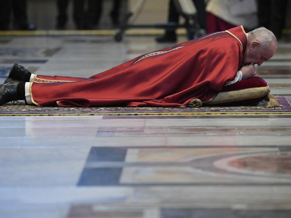 Papst auf dem Boden