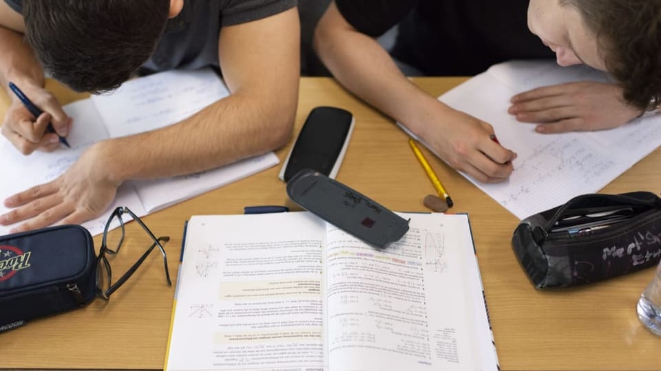 Zwei Schüler sitzen über ihren Heften