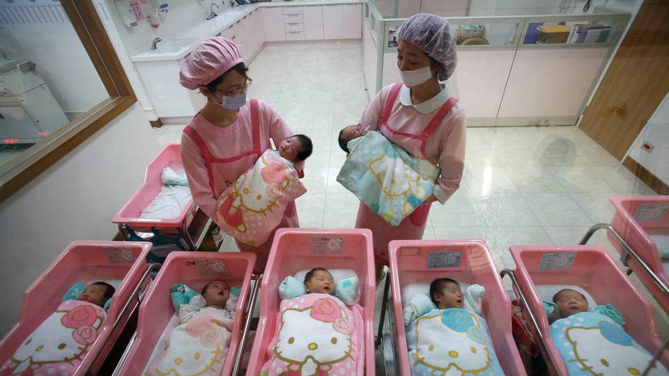 Neugeborene und Hebammen im Hello Kitty-Spital in Taiwan