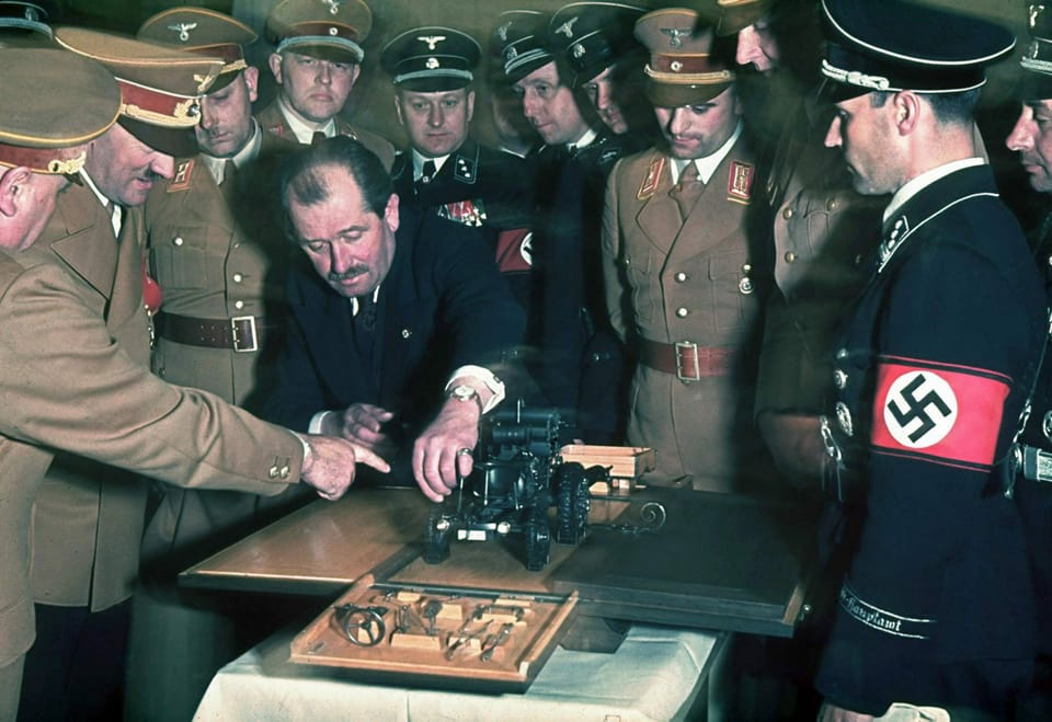 Zu sehen Ferdinand Porsche mit uniformierten Nationalsozialisten 1939.