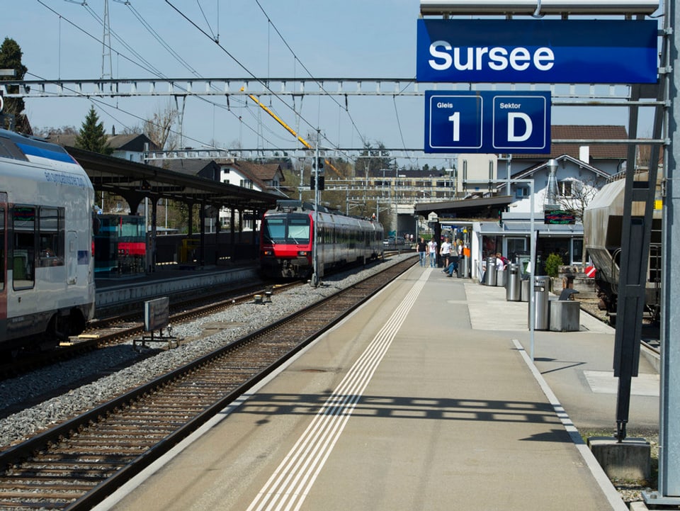 Bahnhofschild mit dem Namen Sursee.