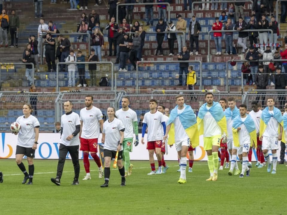 Die Spieler von Basel und Dynamo Kiew laufen im St. Jakob-Park ein.