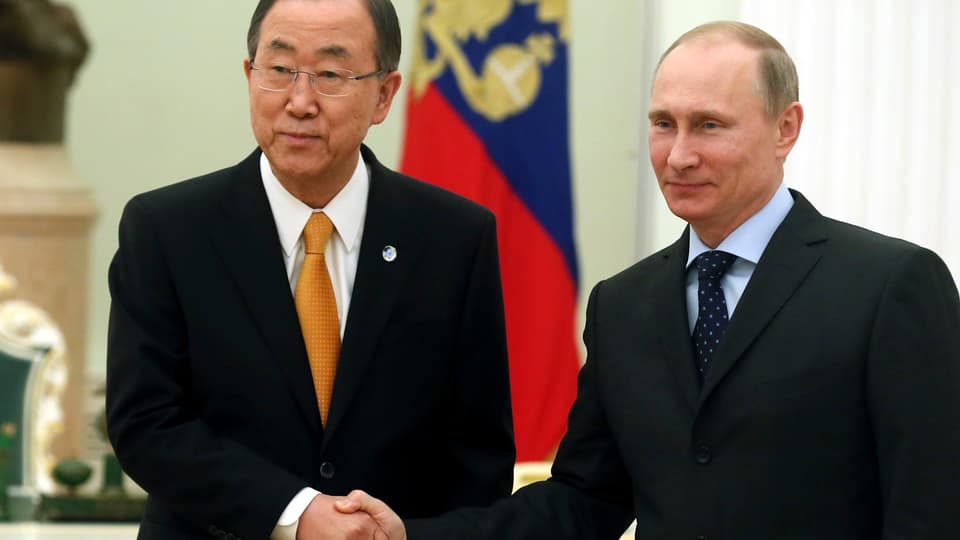 Ban und Putin geben sich die Hand