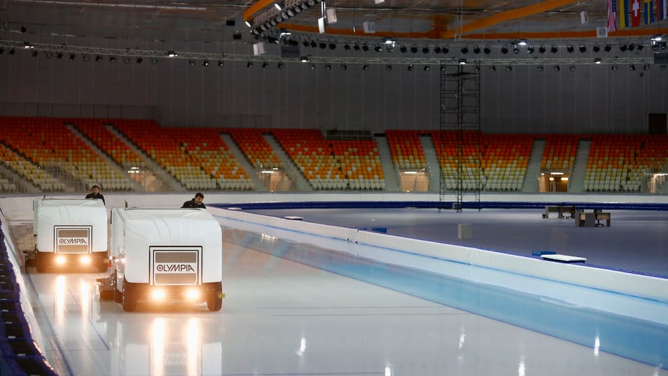 Eisreinigungsmaschinen bringen die Adler Arena für die Eisschnelllauf-Wettbewerbe in Schuss.