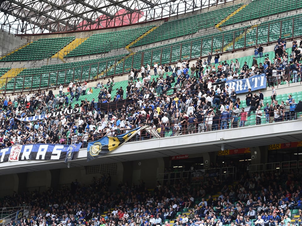 Die erbosten Inter-Tifosi verliessen nach Pietro Iemmellos zweitem Treffer das Stadion.