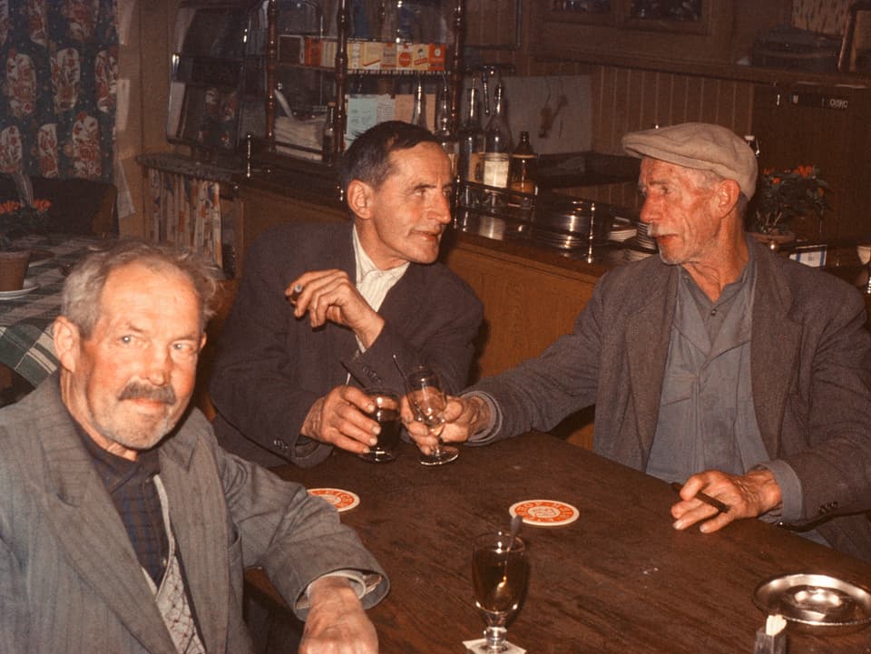 Drei Männer in einem Restaurant. 