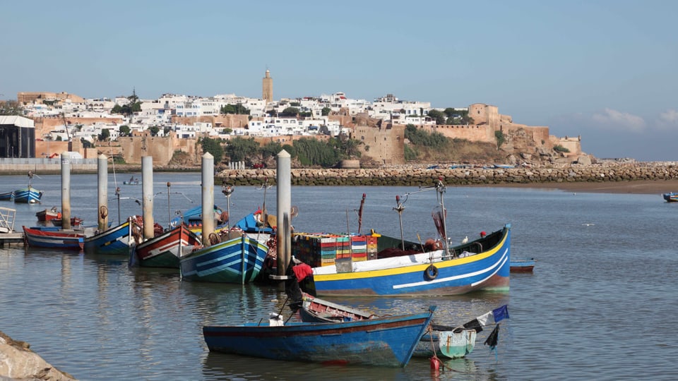 Blick Richtung Hauptstadt von Marokko, Rabat, auf dem Meer schwimmen bunte Schiffe.