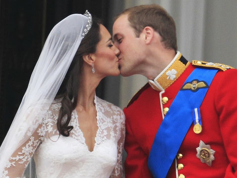 Prinz William küsst Catherine Middleton