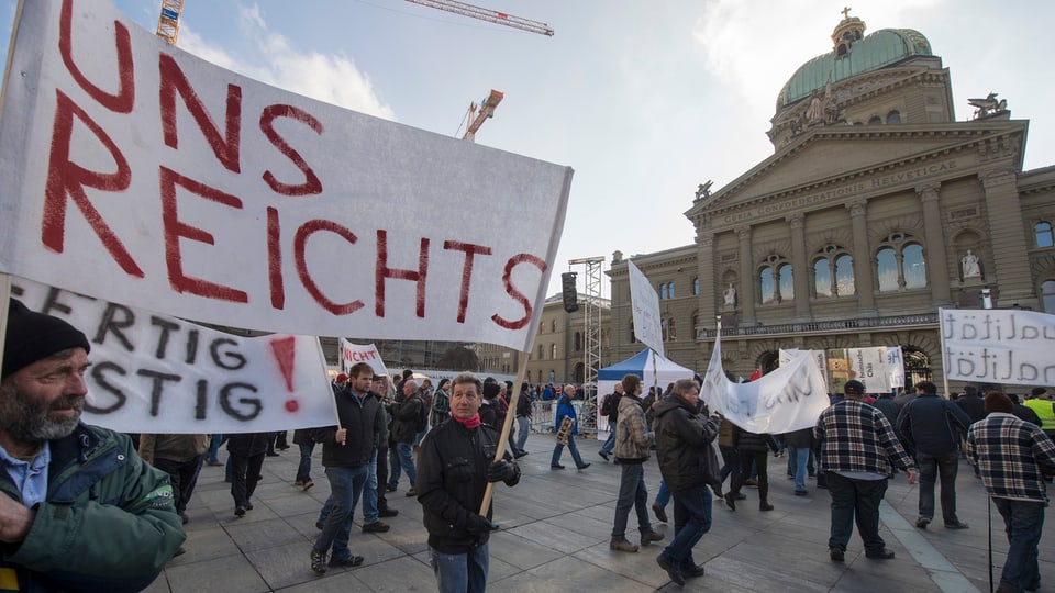 Bauern demonstrieren auf dem Bundesplatz, auf einem Transparent steht "Uns Reichts"