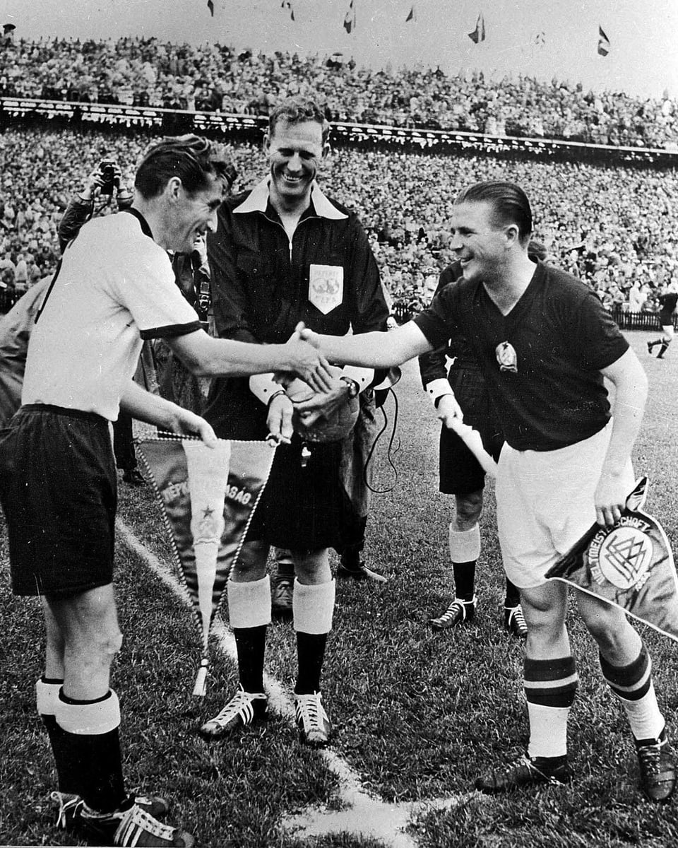 Eine Schwarzweiss-Aufnahme der beiden Captains Puskas (rechts) und Walter beim Handshake vor dem WM-Final 1954 in Bern.