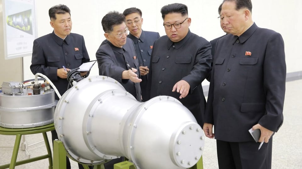 Kim Jong-un schaut Rakete an