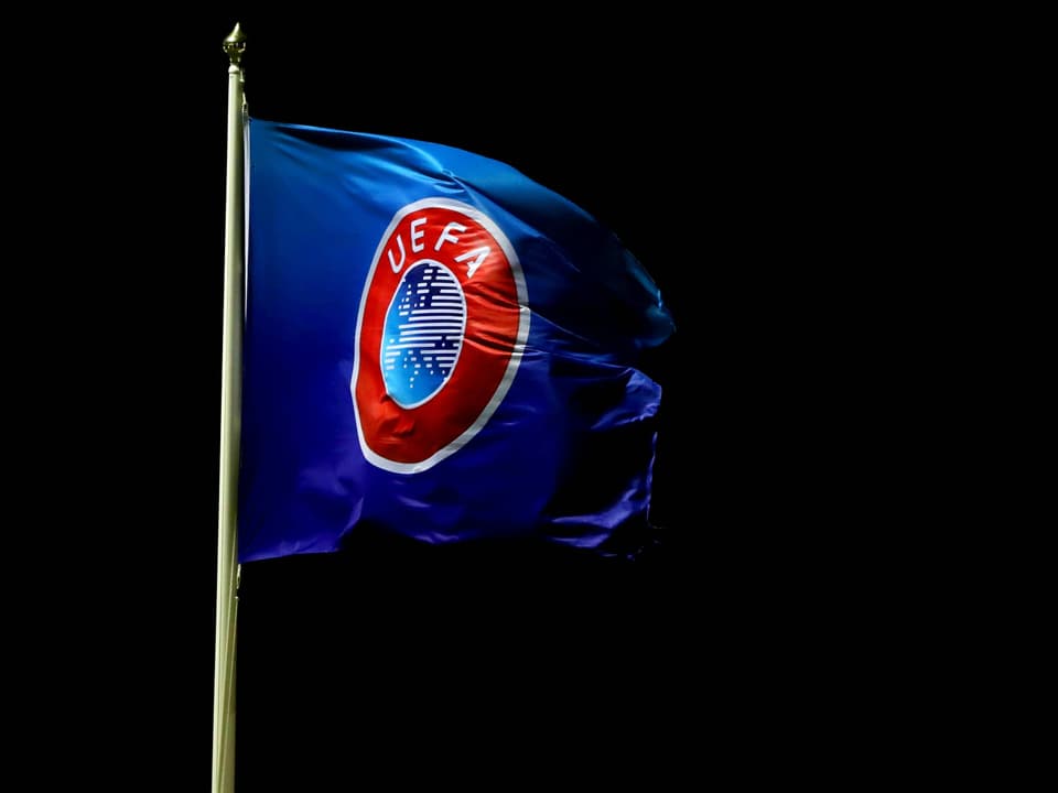 Flagge der Uefa im Wind.