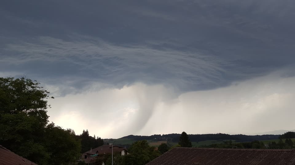 Tornadoähnliche Wolken in der Nähe von Luzern