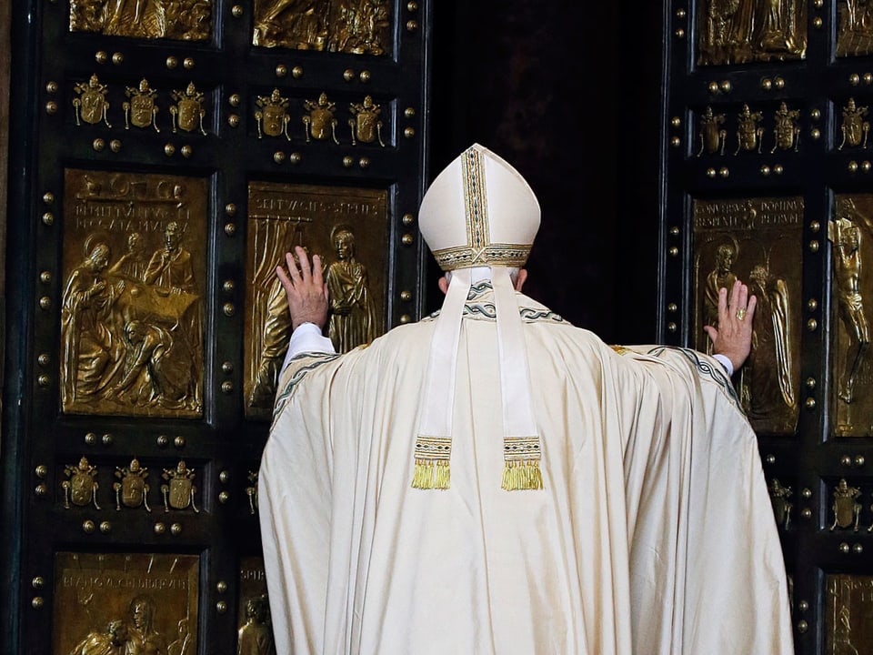 Papst öffnet eine Kirchentüre.
