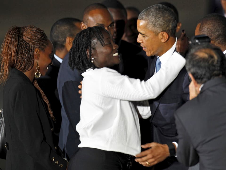 Barack Obama wird freudig von seiner Halbschwester Auma Obama begrüsst. 